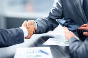 Robo-Advisors vs. Human Advisors: Finding the Right Balance for Your Investment Needs